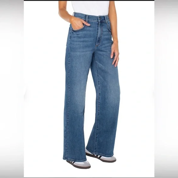 Well Worn Wide-Leg High-Rise Jeans in Medium Blue - Picture 2 of 8